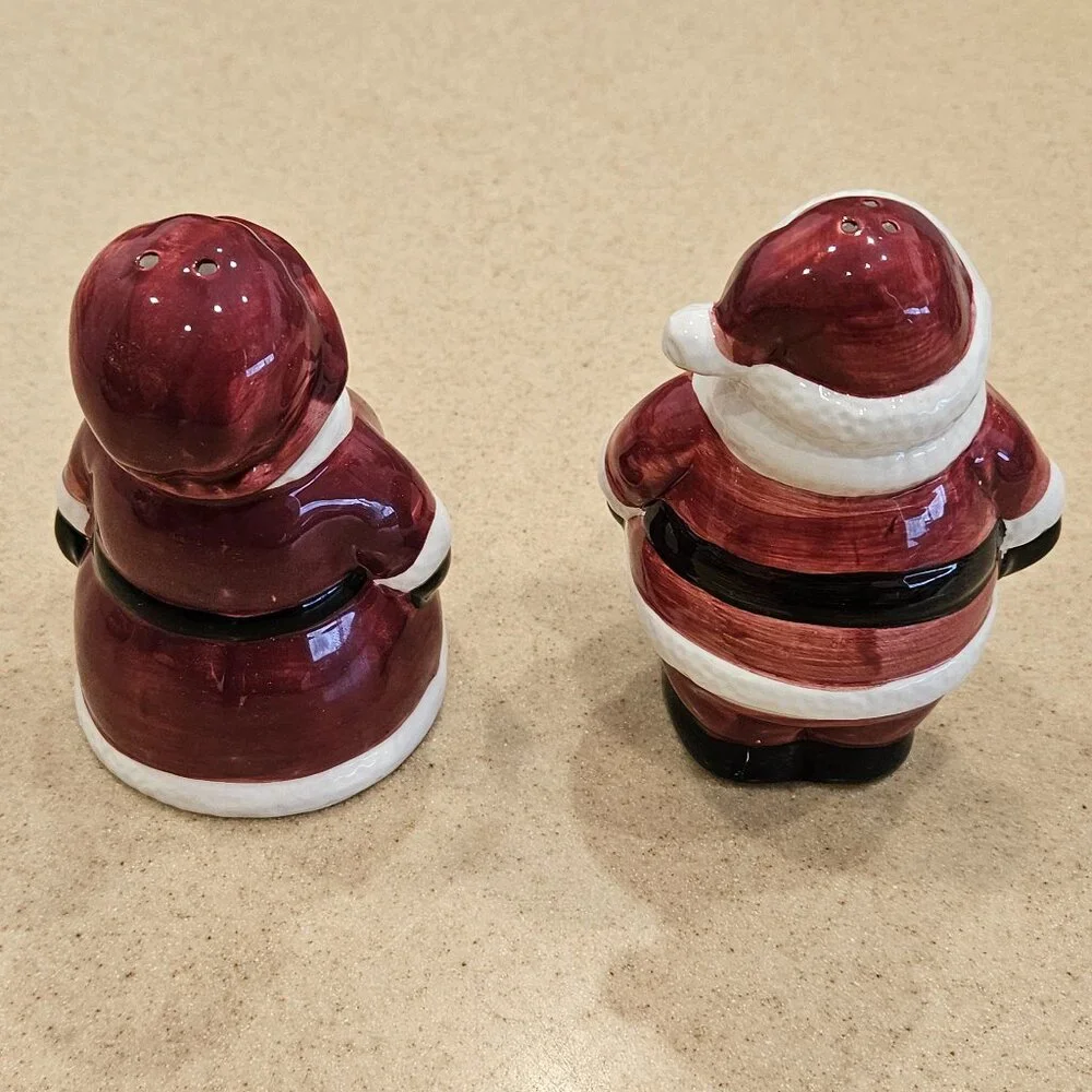 PUBLIX CERAMIC CHRISTMAS HOLIDAY SANTA & MRS CLAUS SALT & PEPPER SHAKERS SET